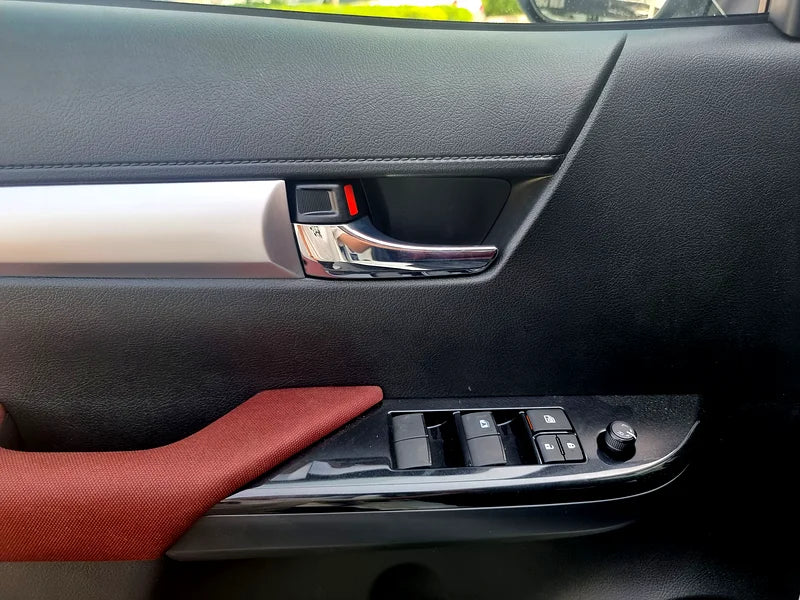 TOYOTA HILUX SR5 2025