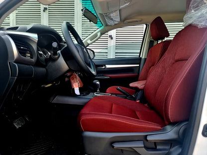 TOYOTA HILUX SR5 2025