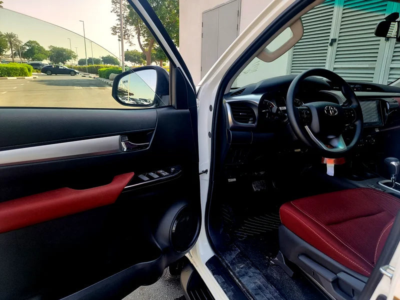 TOYOTA HILUX SR5 2025