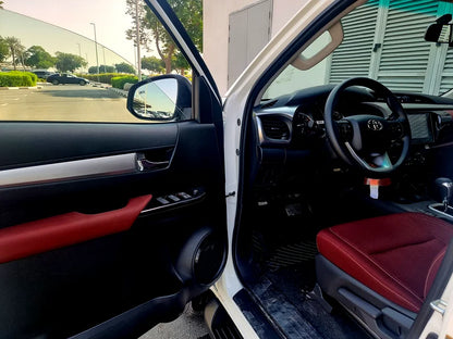 TOYOTA HILUX SR5 2025