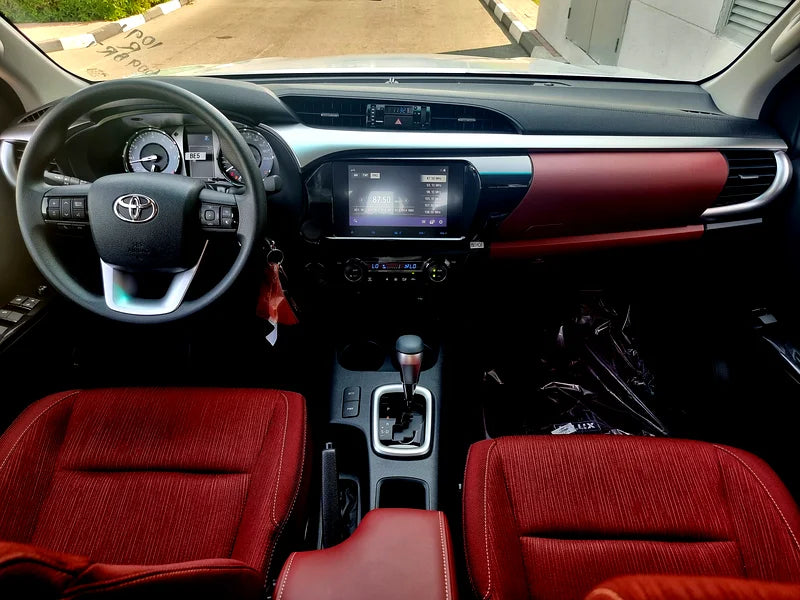 TOYOTA HILUX SR5 2025