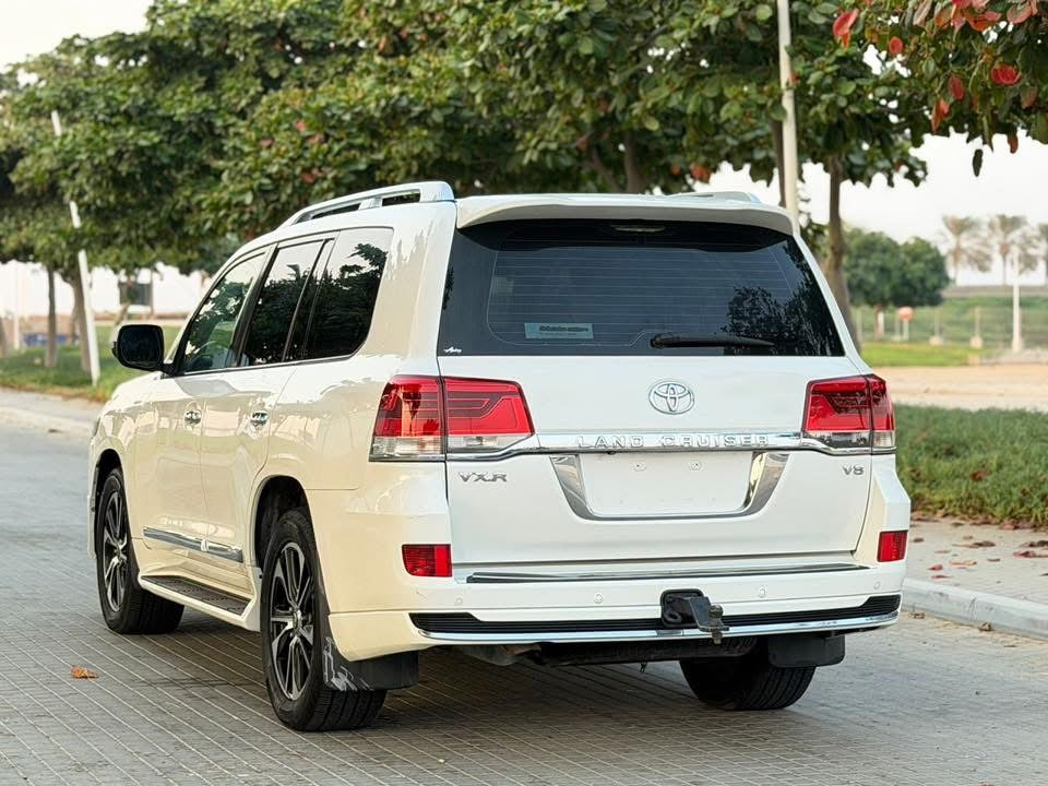 TOYOTA LAND CRUISER VXR V8 2010
