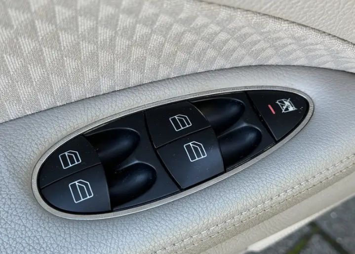 MERCEDES BENZ E 200 2007