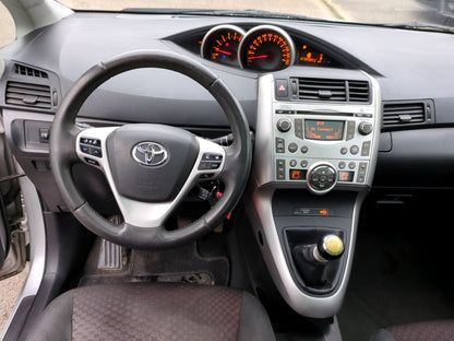 TOYOTA VERSO D4D 2011