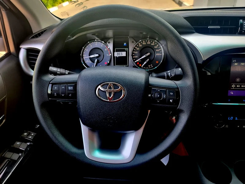 TOYOTA HILUX SR5 2025